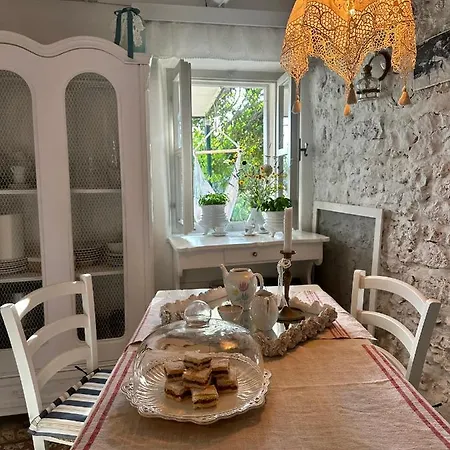 Robinson House Leticia