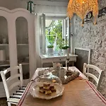 Robinson House Leticia